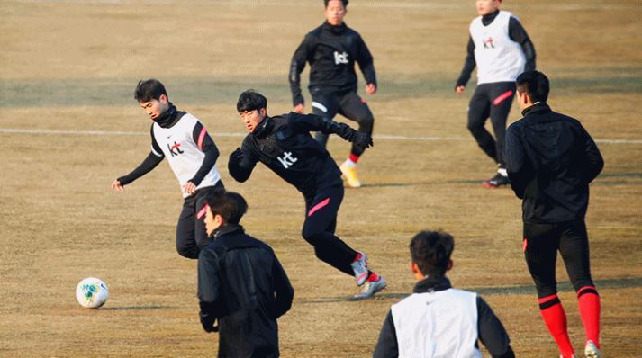 In this file photo from Jan. 12, 2021, members of the South Korean men's Olympic football team train at Gangneung Sports Complex in Gangneung, 230 kilometers east of Seoul. (Yonhap)