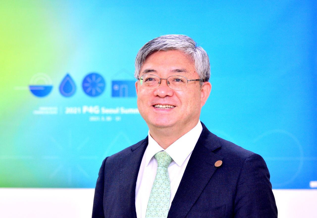 Yoo Yeon-chul, executive director of the 2021 P4G Seoul Summit Preparatory Office, poses for a photo at his office in central Seoul. (Park Hyun-koo/The Korea Herald)