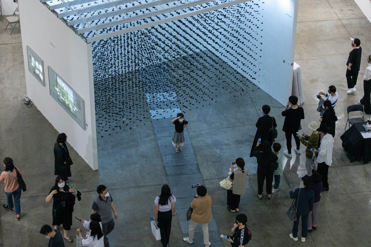 Visitors view pieces of art at Art Busan 2021. (Art Busan)