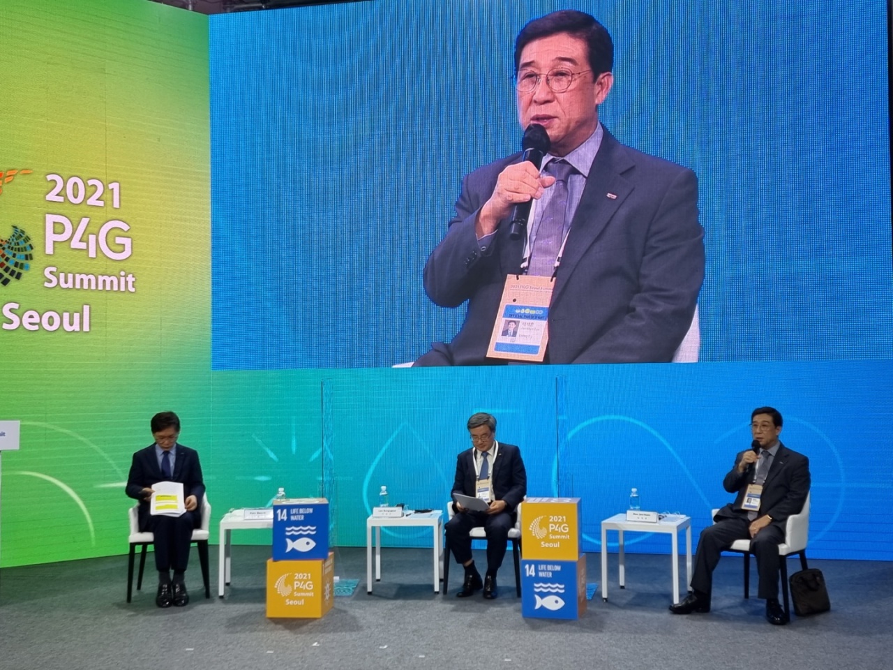 HMM CEO Bae Jae-hoon (right) speaks during a special session of the 2021 P4G summit, held Wednesday at Dongdaemun Design Plaza. (HMM)