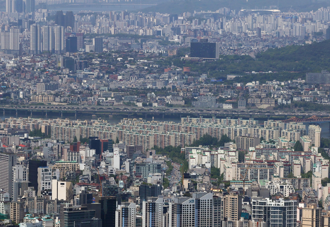 This photo, taken on May 2, 2021, shows apartment buildings in Seoul. (Yonhap)
