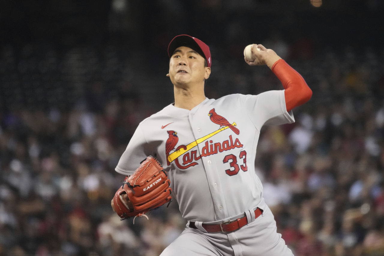 In this AP photo, Kim Kwang-hyun of the St. Louis Cardinals pitches against the Arizona Diamondbacks during the bottom of the first inning of a Major League Baseball regular season game at Chase Field in Arizona on Saturday. (AP-Yonhap)