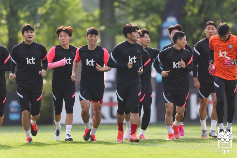 Members of the South Korean men's national football team train at the National Football Center in Paju, Gyeonggi Province, on Monday, in this photo provided by the Korea Football Association. (Korea Football Association)