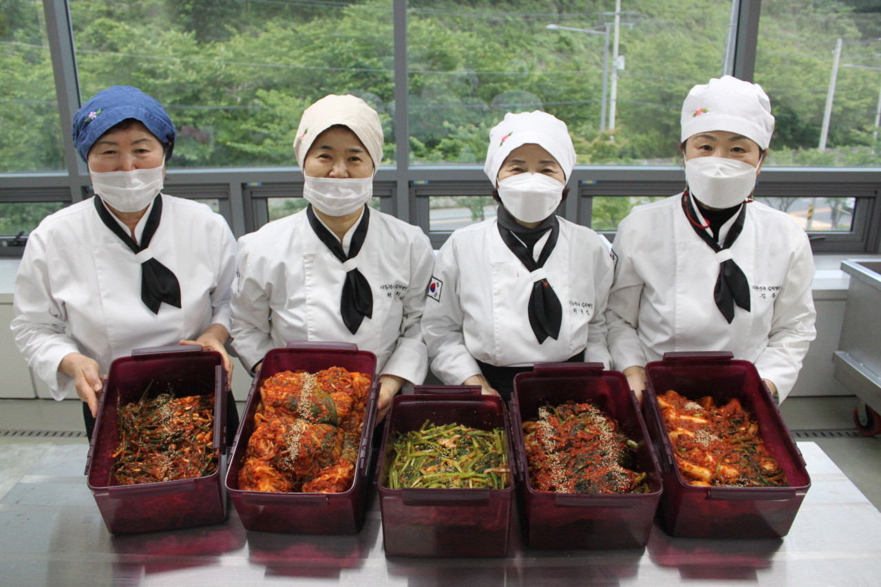 Kimchi masters who have received the Presidential Award present their kimchi. (Yonhap) 