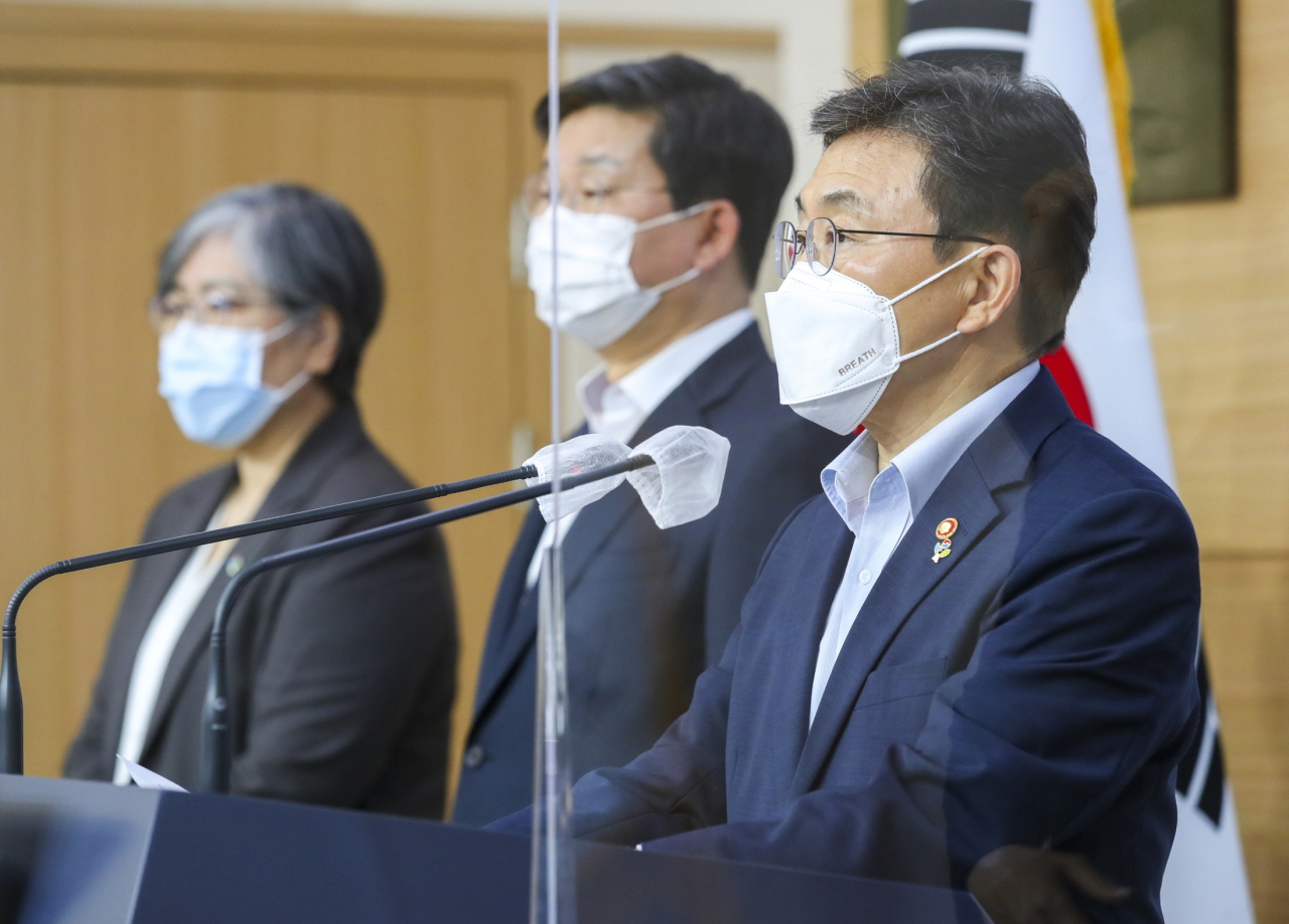 Kwon Deok-cheol, the Minister of Health and Welfare, speaks during a news briefing Monday afternoon. (The Ministry of Health and Welfare)