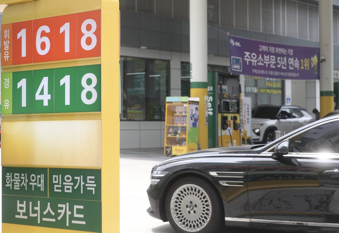 A signboard at a gas station in Seoul shows the recent rebound in gasoline prices on May 23. While the nationwide barometer climbed to 1,562.7 won ($1.4) per liter as of June 7, prices in some districts of the capital hover over 1,600 won. (Yonhap)