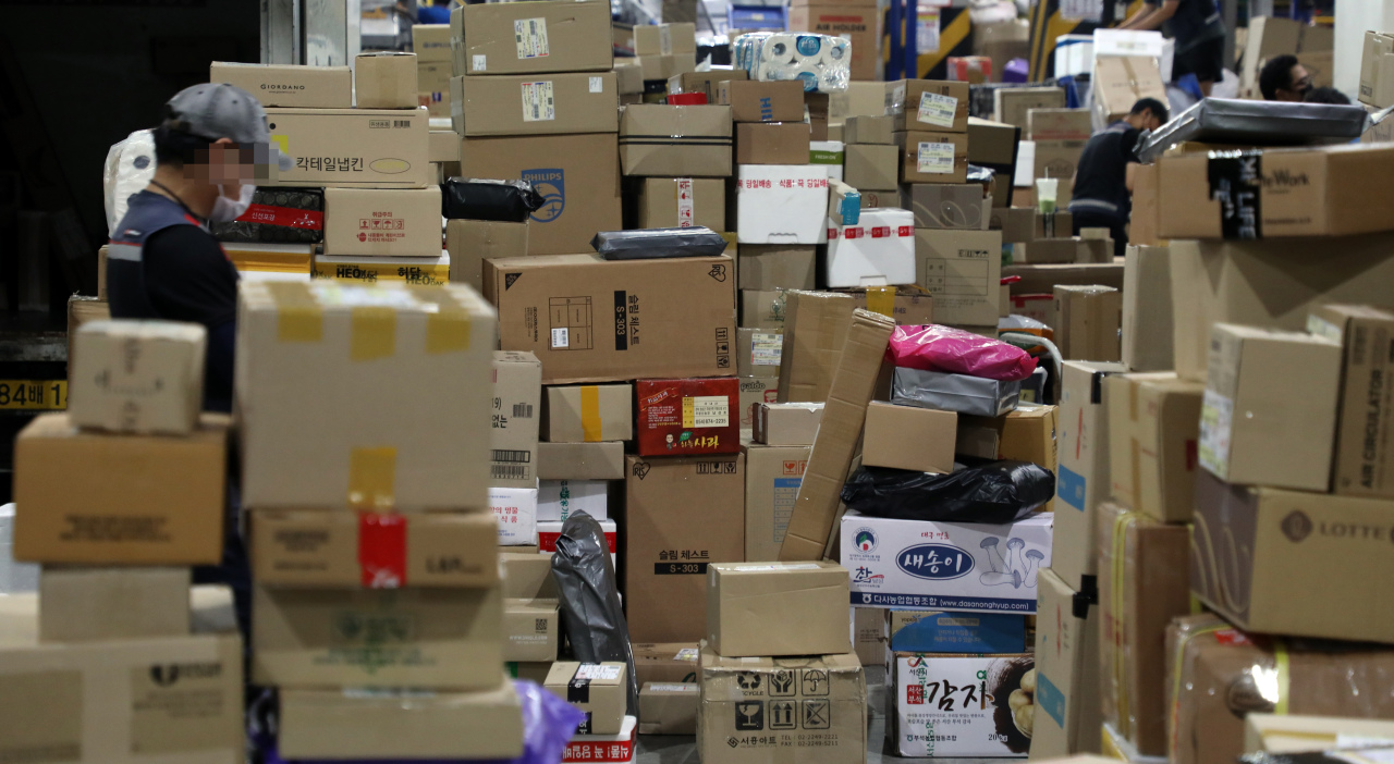 Parcels are being sorted at a logistics center in Songpa-gu, southern Seoul, on Wednesday. Some delays have been experienced in delivery processes with a full-scale strike from unionized delivery workers. (Yonhap)