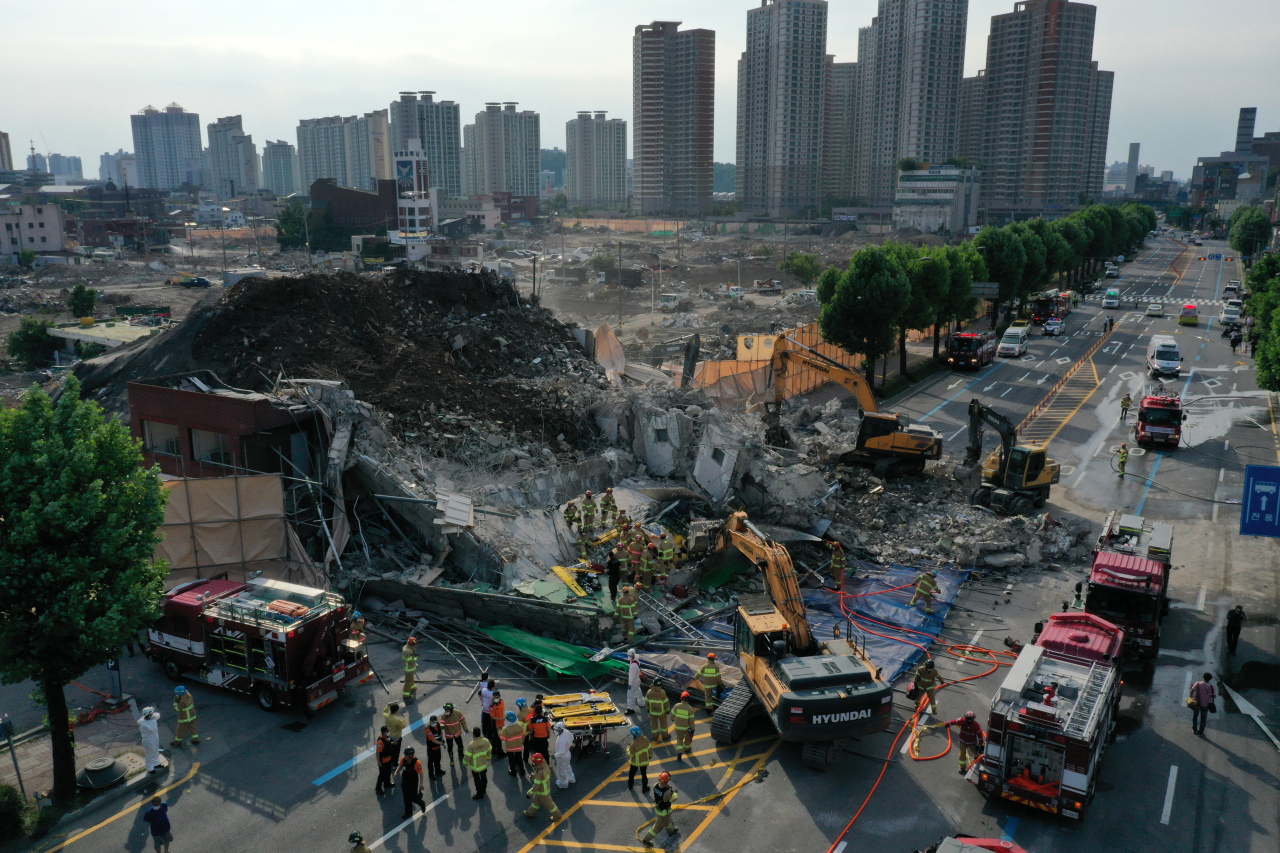 Южная Корея шокирована кадрами обрушения 5-этажного дома на городской автобус, в результате которого погибли 9 человек