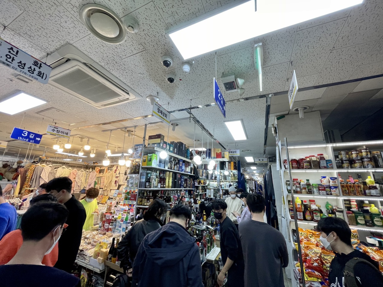 Namdaemun Market’s liquor shopping mall is packed with customers on a Saturday afternoon. (Im Eun-byel / The Korea Herald)