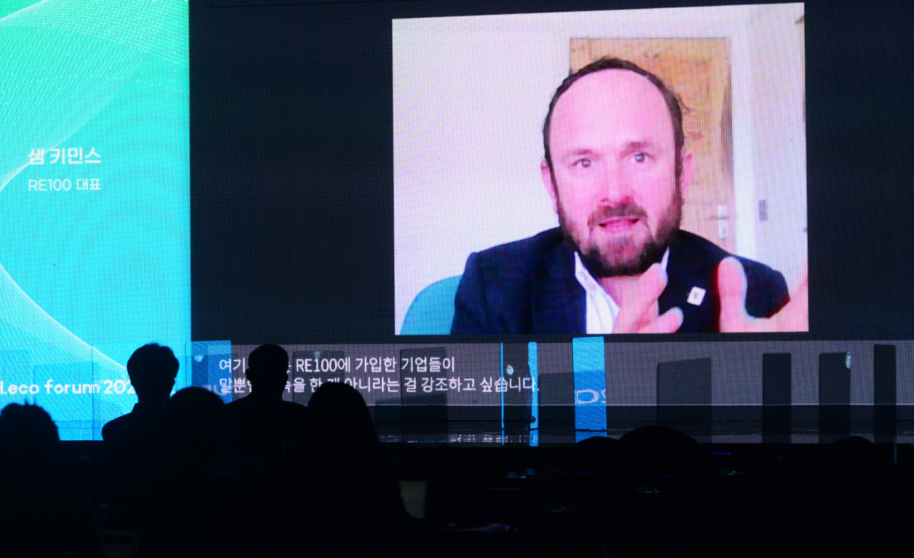 Sam Kimmins, head of the Climate Group’s RE100 campaign, speaks during the second session of Herald Corp.‘s first H.eco Forum held in Seoul Thursday. (Lee Sang-sub/The Herald Business)