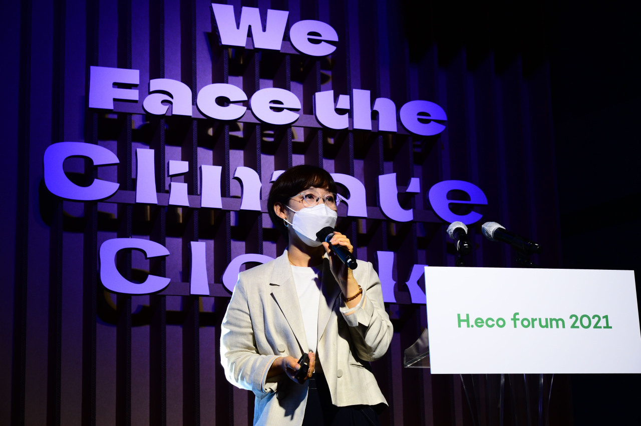 Oh Jeong-hwa, director of the sustainability management division of Amorepacific, discusses how sustainable production and consumption of cosmetics products can make world greener and more beautiful. (Lee Sang-sub/The Herald Business)