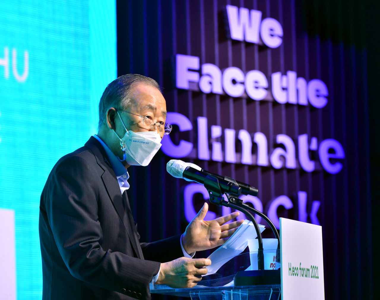 Ban Ki-moon, former UN secretary-general and president and chair of the Global Green Growth Institute, stresses the need for unified efforts at governmental, business and individual levels for the 2050 carbon neutrality goal in his keynote speech at H.eco Forum 2021 in Seoul, Thursday. (Park Hyun-koo/The Korea Herald)