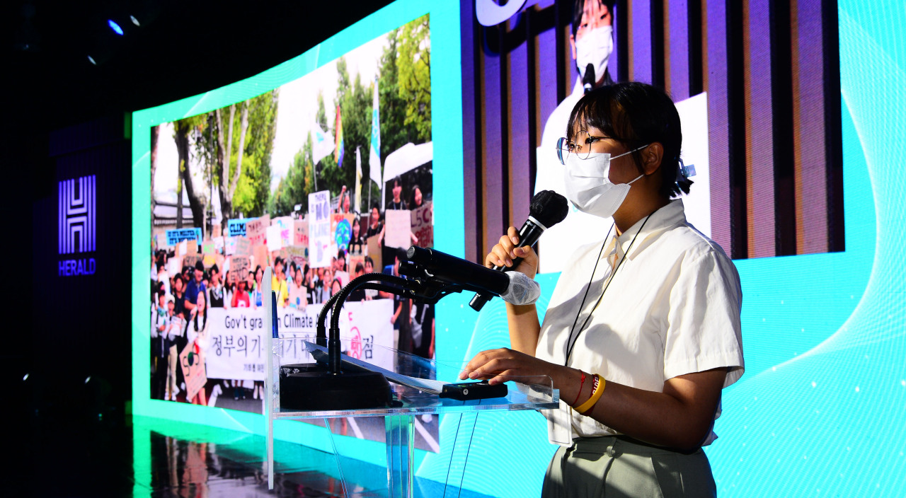 Climate activist Yoon Hyeon-jeong speaks during the H.eco Forum in Seoul on Thursday. (Park Hae-mook/The Herald Business)