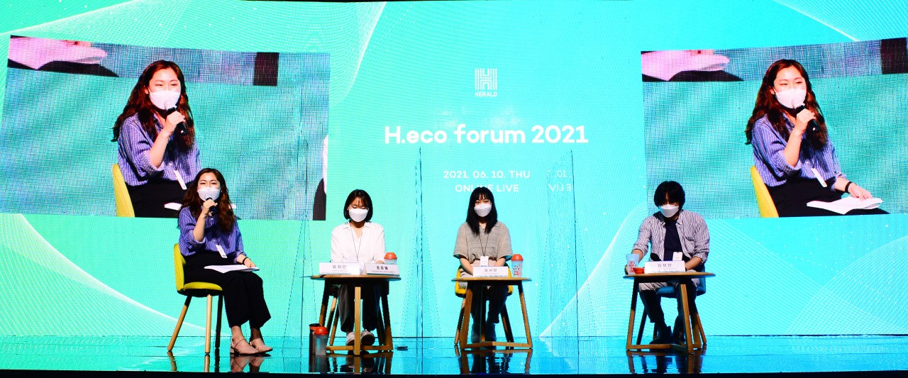 From left, climate activists Yu Jane, Jo Eun-byeol, Kim Seo-gyung and Kim Jae-han discuss the climate crisis during the H.eco Forum in Seoul on Thursday. (Park Hae-mook/The Herald Business)