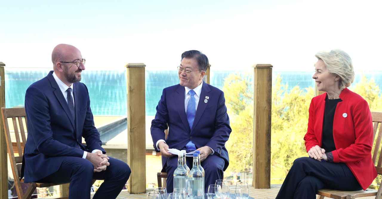 South Korean President Moon Jae-in (C) talks with European Council President Charles Michel (L) and European Commission President Ursula von der Leyen on the sidelines of an annual Group of Seven (G-7) summit in Cornwall, Britain, on Saturday. (Yonhap)