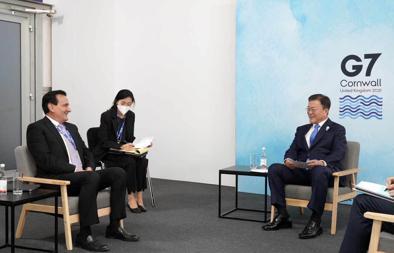 South Korean President Moon Jae-in (right) speaks Saturday with Pascal Soriot (right), executive director and CEO of AstraZeneca, during this year`s G-7 summit held in Cornwall, Britain. (Yonhap)