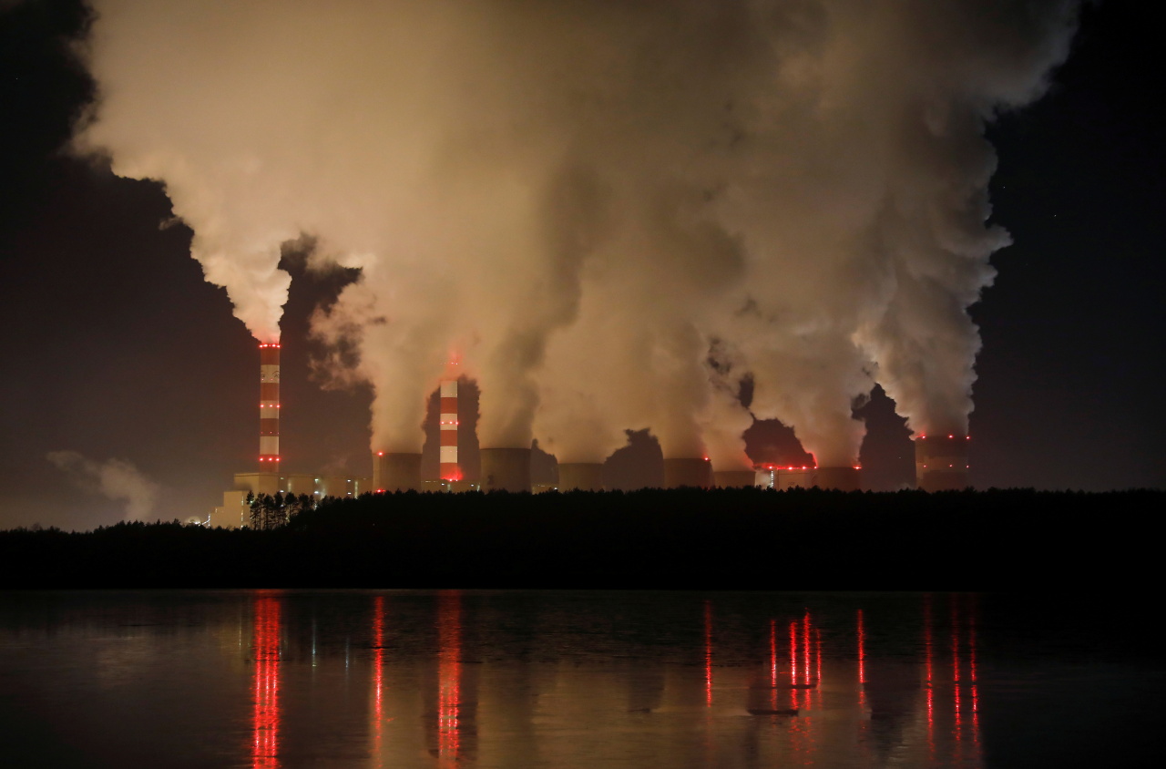 Smoke and steam billows from Belchatow Power Station, Europe's largest coal-fired power plant operated by PGE Group, at night near Belchatow, Poland December 5, 2018. (Reuters-Yonhap)