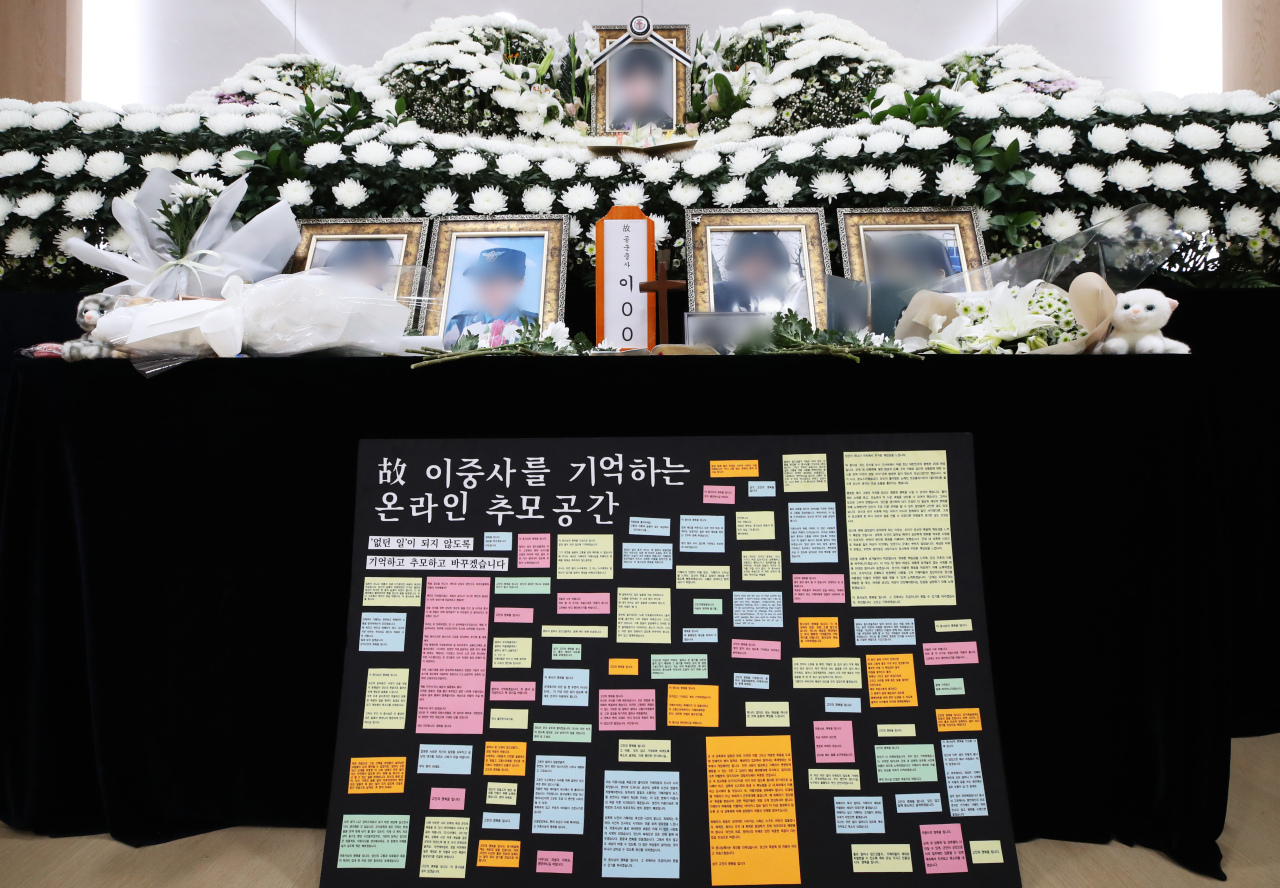 A funeral altar at the Armed Forces Capital Hospital in Seongnam, Gyeonggi Province, is set up to commemorate an Air Force master sergeant who reported a sexual assault in March before taking her own life in May. (Yonhap)