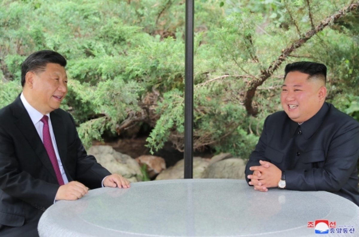 Chinese President Xi Jinping (L) and North Korean leader Kim Jong-un chat at the Kumsusan State Guesthouse in Pyongyang on June 21, 2019, in this photo released by the North's official Korean Central News Agency. (Korean Central News Agency)