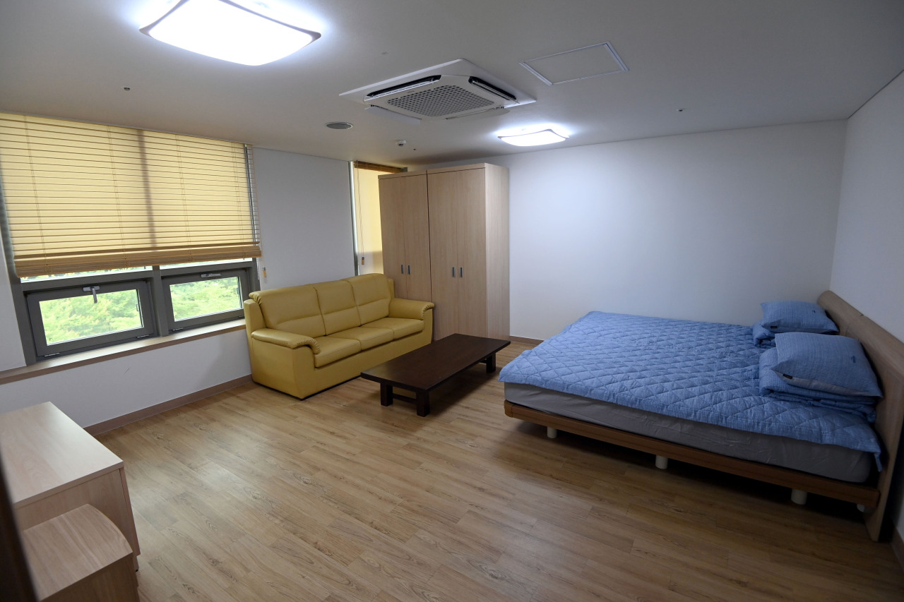 A room in the residence for North Korean defectors within the North Korean Refugee Protection Center (Joint Press Corps-Yonhap)