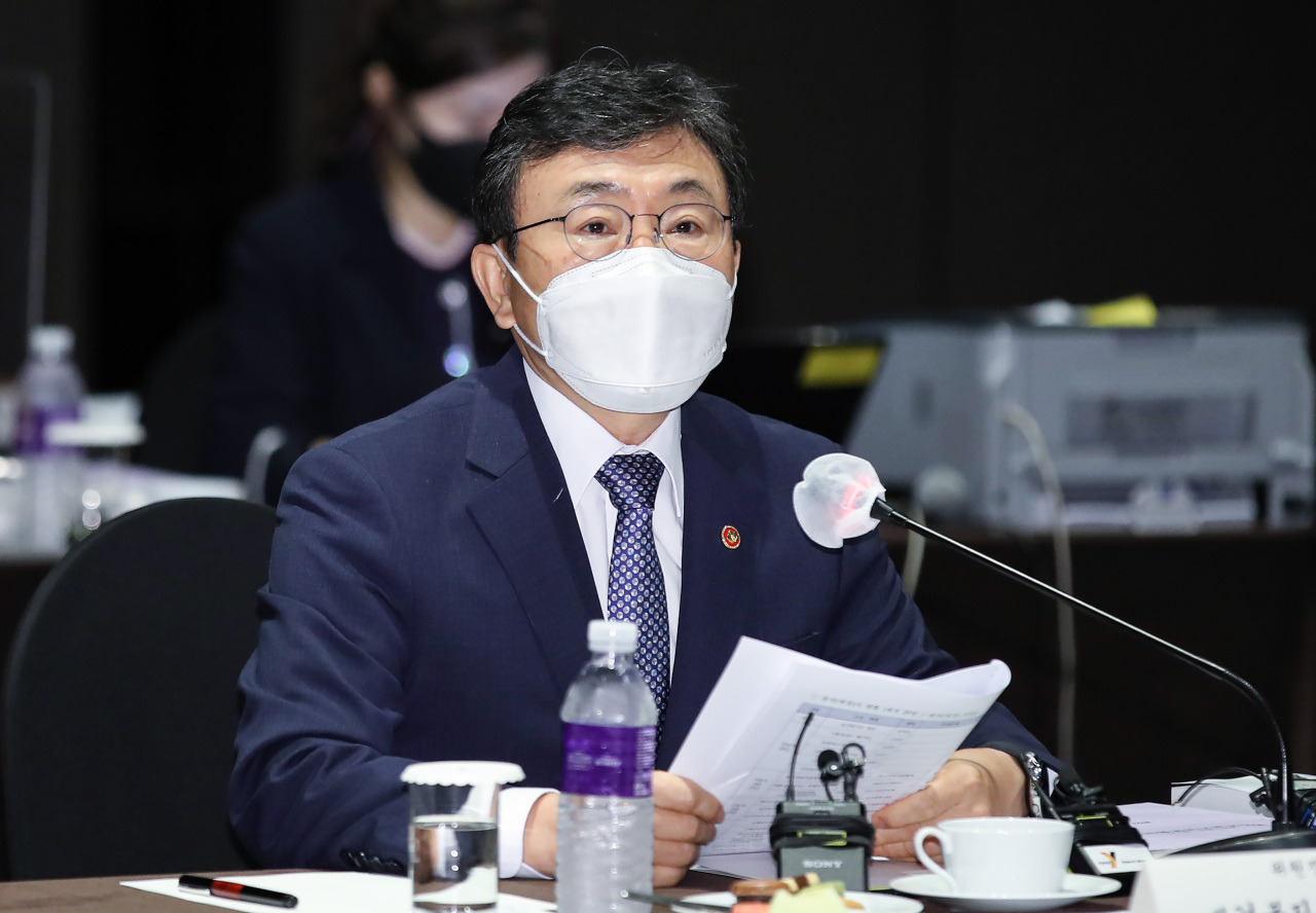 Minister of Health and Welfare Kwon Deok-cheol speaks at a meeting of the asset management committee of the National Pension Service in Seoul on Friday. (Yonhap)