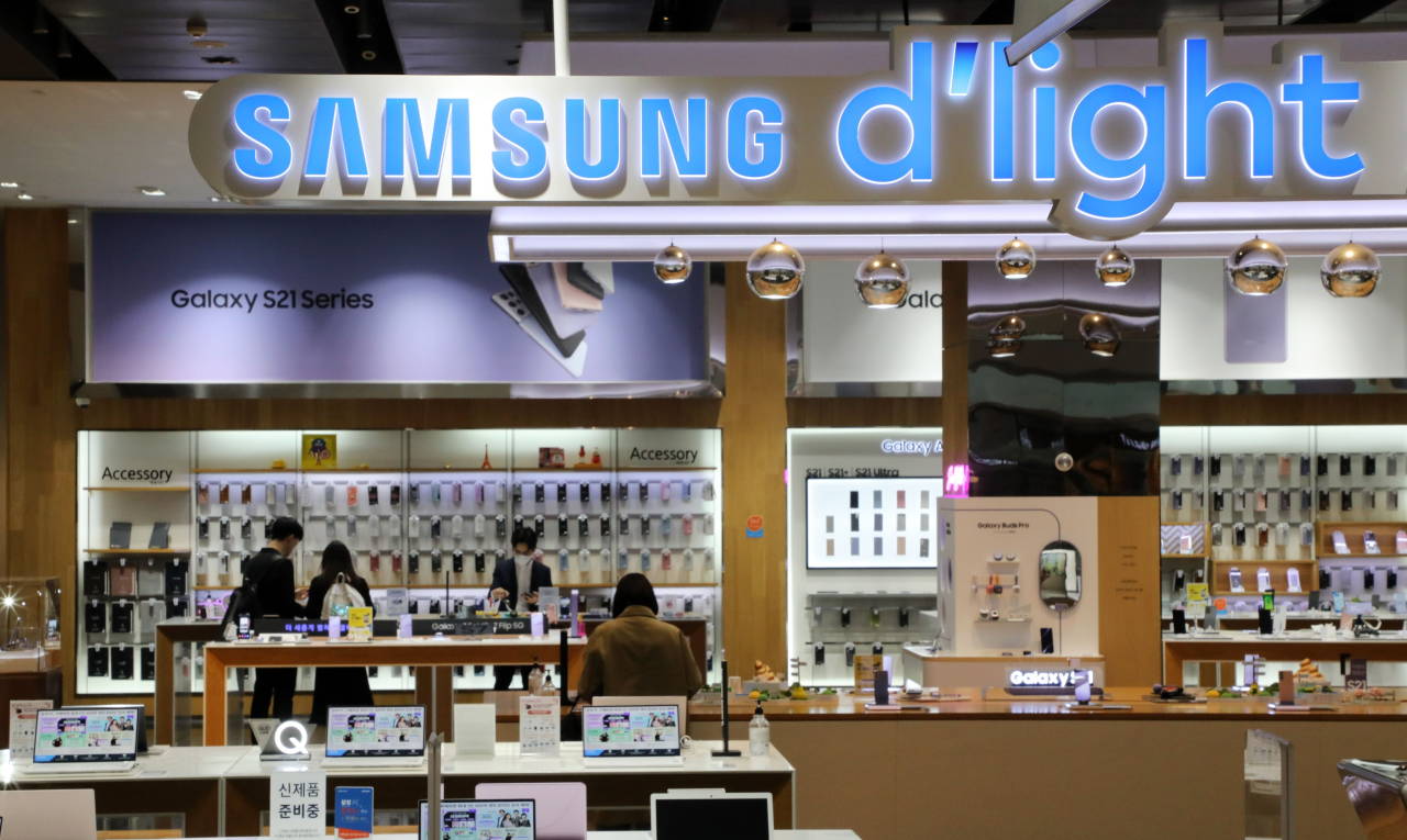 This file photo taken on April 29, 2021, shows Samsung Electronics Co.'s mobile shop in Seoul. (Yonhap)