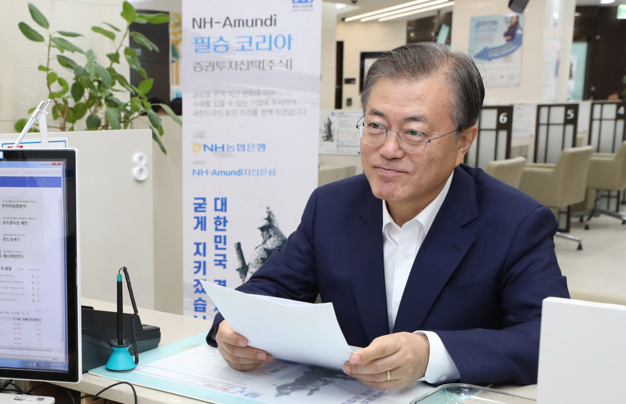 President Moon Jae-in visits the headquarters of NH NongHyup Bank in August 2019 to make his investment in NH-Amundi Victorious Korea Equity Fund. (Yonhap)