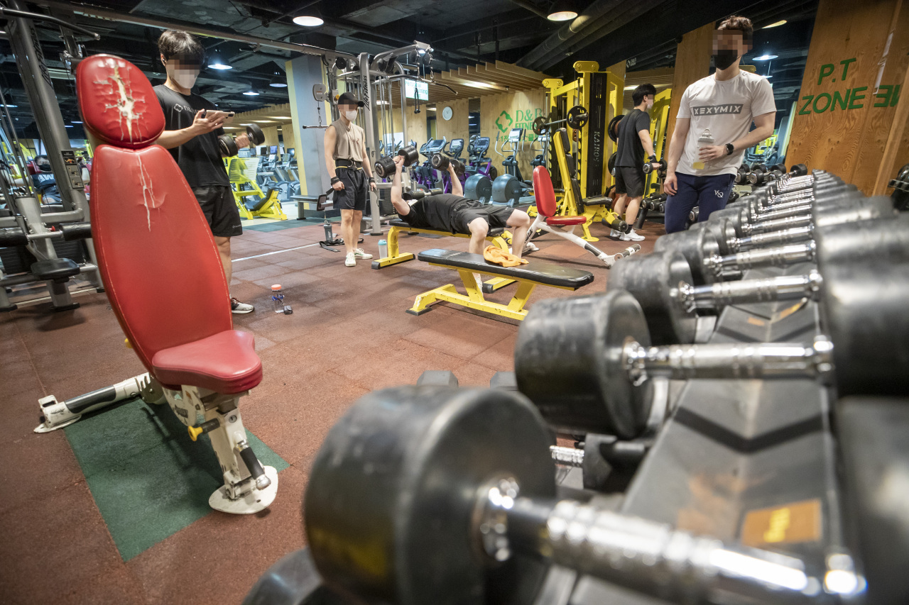 People exercise inside a fitness club in Mapo-gu, western Seoul, last month. (Yonhap)
