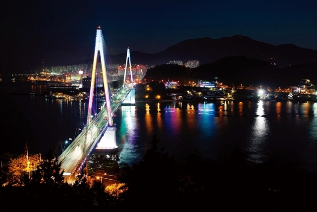 This photo shows a view of Dolsan Bridge in Yeosu, South Jeolla Province. The province posted a population decline for the fifth consecutive year in 2020, with the average age of its residents reaching 47.1 as of June 2021, the oldest among 17 major cities and provinces in South Korea. (Korea Tourism Organization)