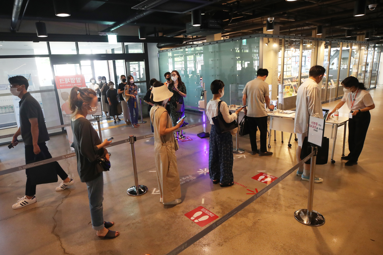 Visitors stand in line on July 21 to enter “MMCA Lee Kun-hee Collection: Masterpieces of Korean Art” at the MMCA Seoul on the first day of the exhibition. (Yonhap)