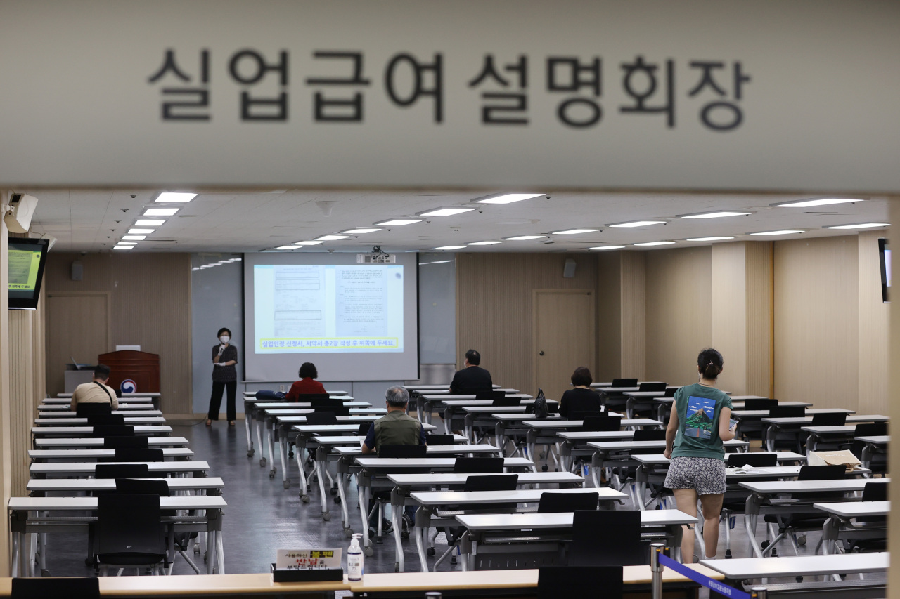 Applicants for unemployment benefits take a class at a regional office of the Employment and Welfare Plus Center in Seoul earlier this year. (Yonhap)