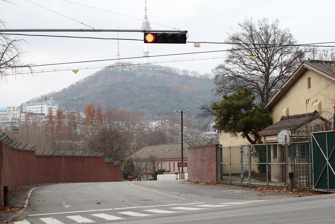 A gate of a US military base in Yongsan, central Seoul. (Yonhap)