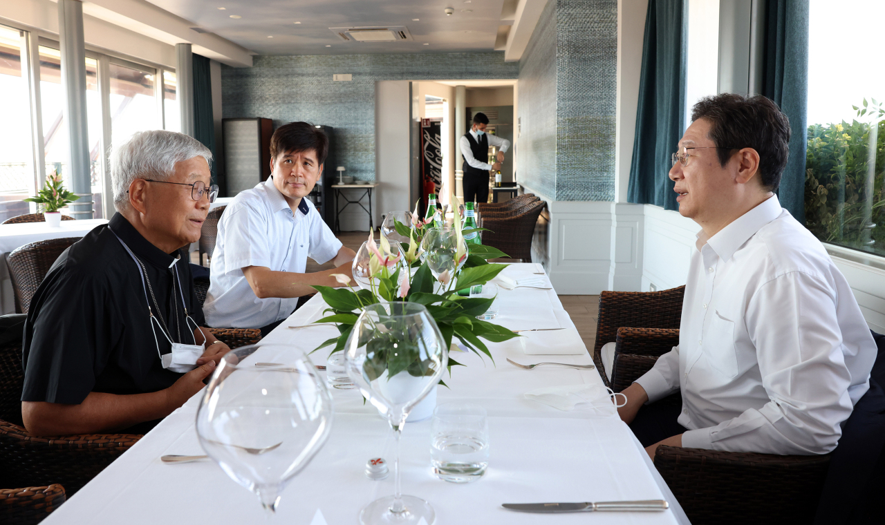 Culture Minister Hwang Hee visits Archbishop You Heung-sik on Saturday at a restaurant in Rome, Italy.  (Yonhap)