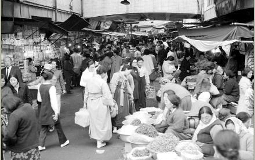 A view of Namdaemun Market in downtown Seoul in 1972 (National Archives of Korea)