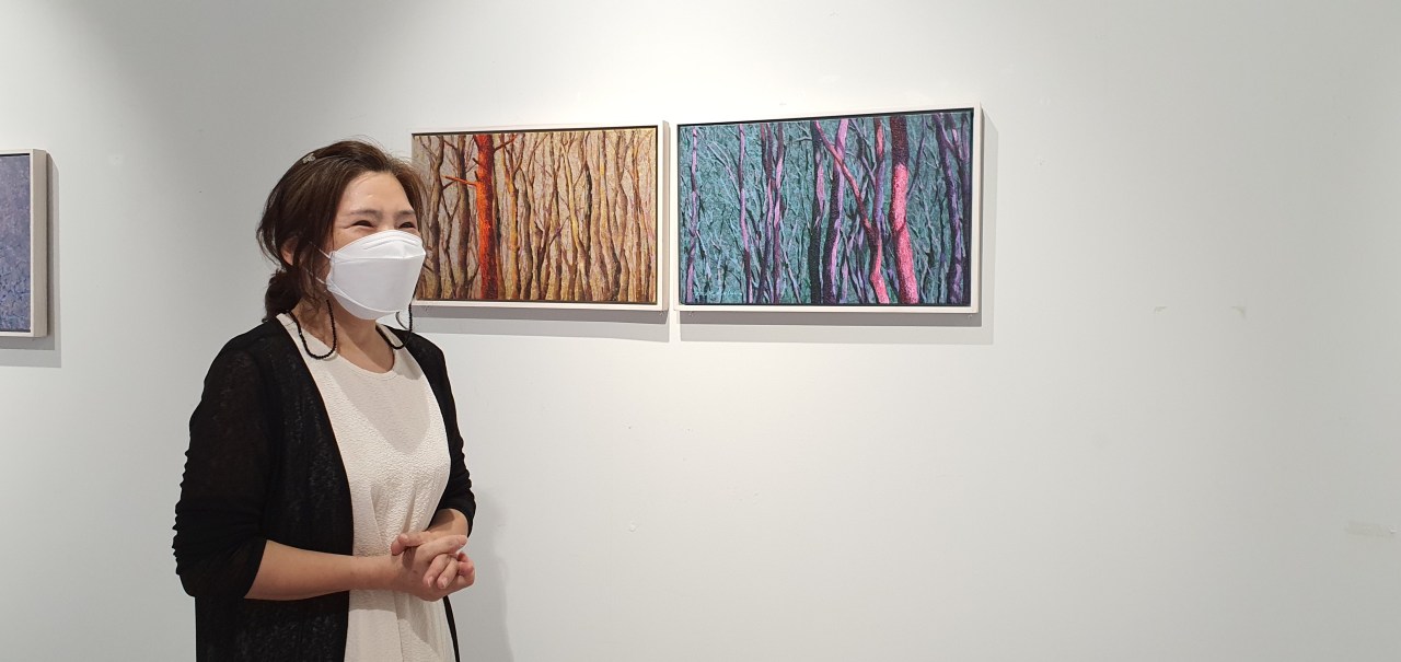Artist Kim Bok-shin explains her work at Gallery Soyi on July 30. (Kim Hae-yeon/The Korea Herald)