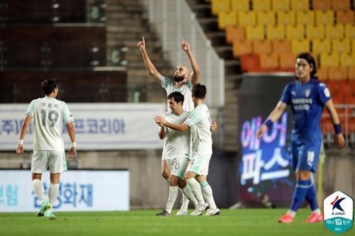 Fejsal Mulic of Seongnam FC (C) celebrates his goal against Suwon Samsung Bluewings in the clubs' K League 1 match at Suwon World Cup Stadium in Suwon, 45 kilometers south of Seoul, last Saturday, in this photo provided by the Korea Professional Football League. (Korea Professional Football League)