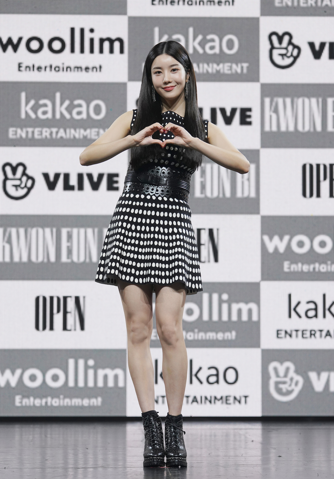 Solo artist Kwon Eun-bi poses during an online press conference Tuesday. (Woollim Entertainment)