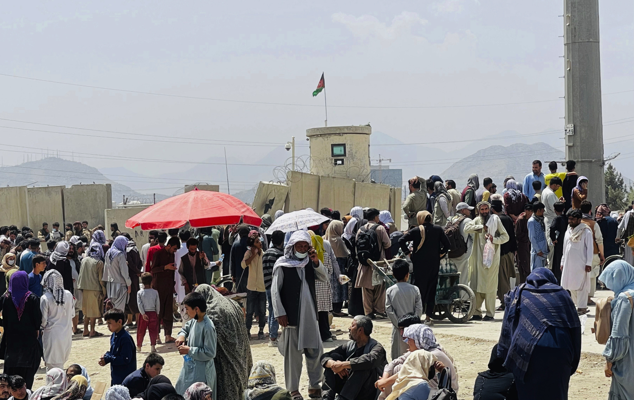 People gather outside the international airport in Kabul, Afghanistan on Aug. 17. (AP-Yonhap)