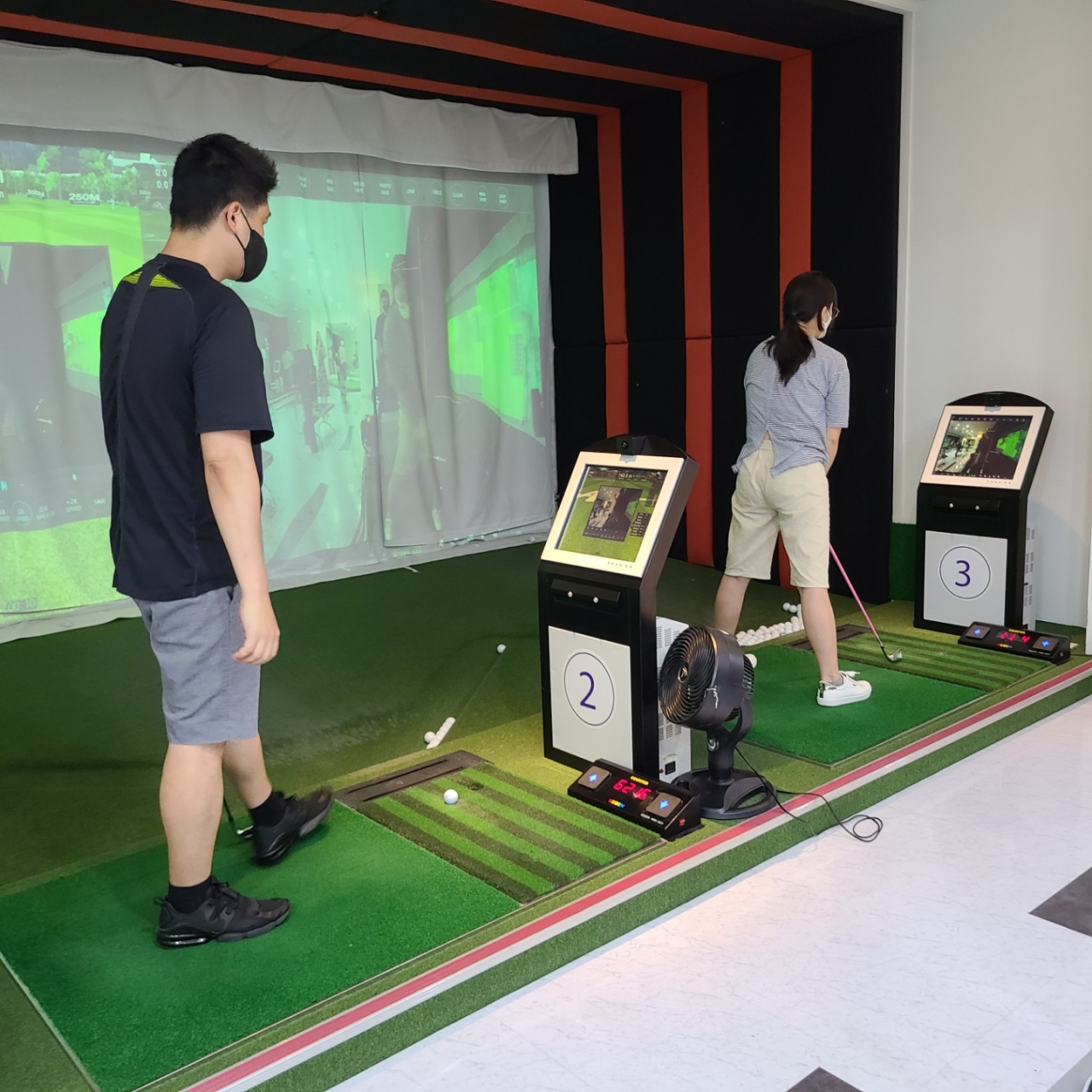 Young members practice golf after work at a screen golf facility in Bundang-gu, Gyeonggi Province. (The Korea Herald/Kang Jae-eun)