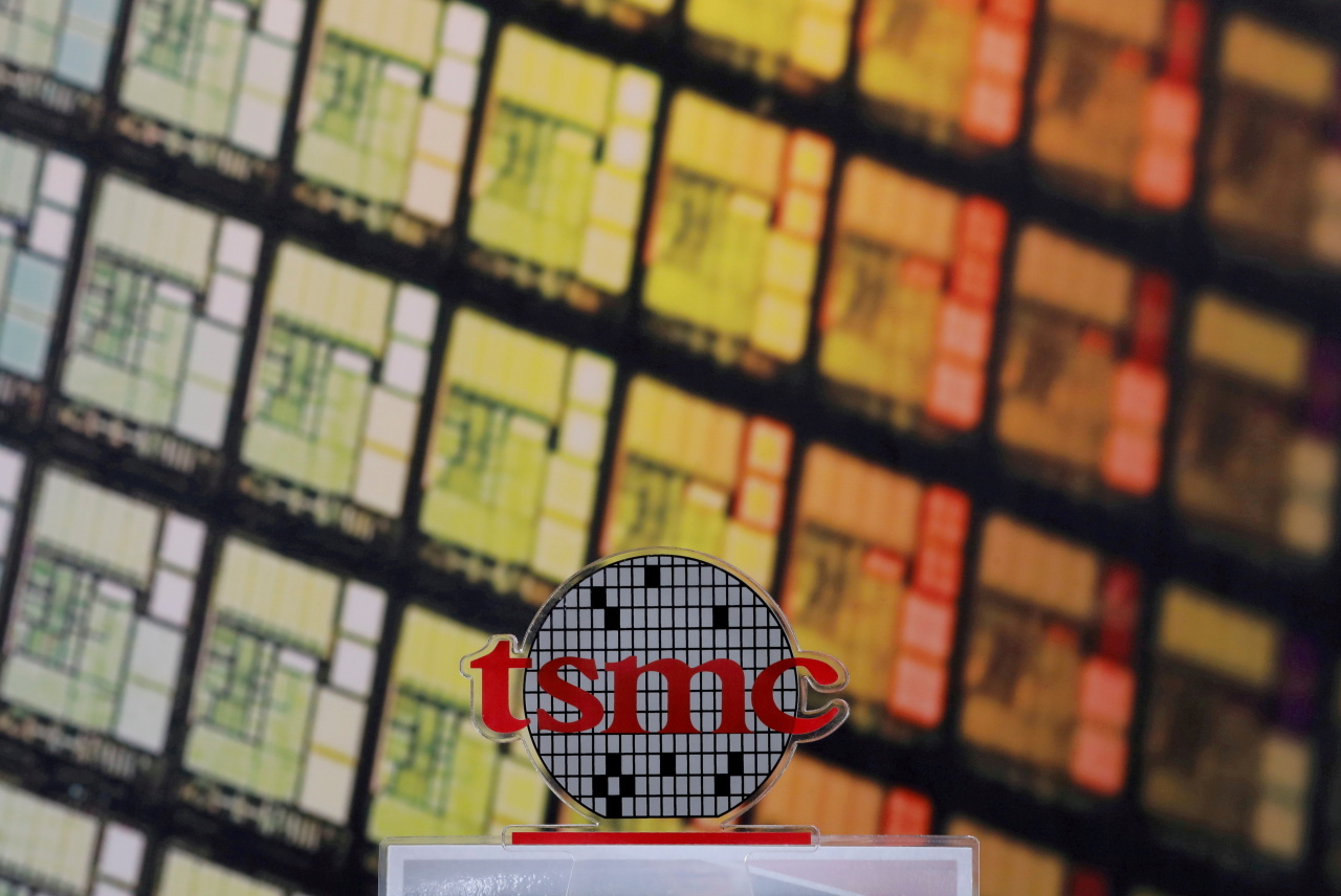 A logo of Taiwan Semiconductor Manufacturing Co. (TSMC) is seen at its headquarters in Hsinchu, Taiwan Aug. 31, 2018. (Yonhap-Reuters)