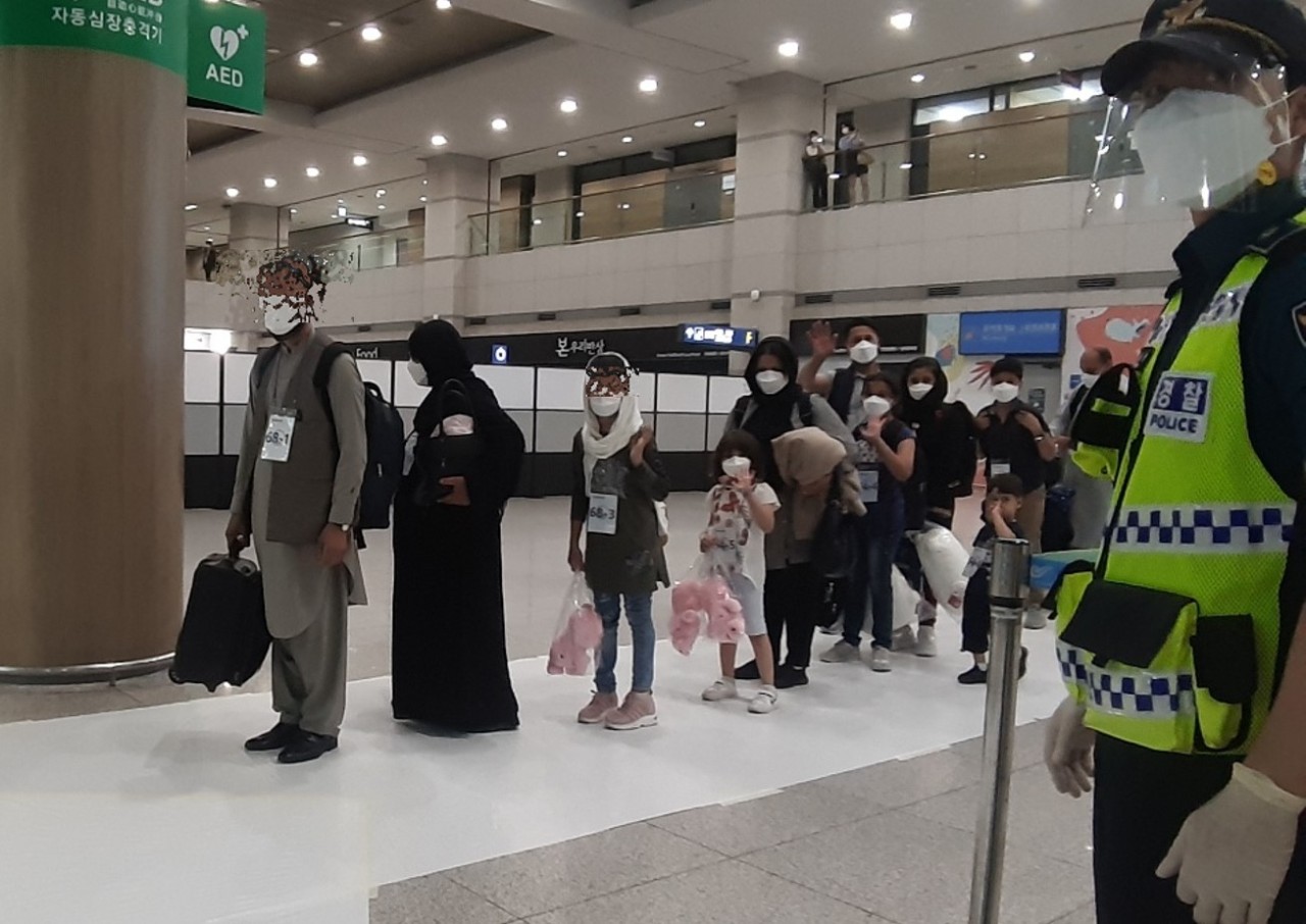 Afghan families pose for a photo after passing immigration at Incheon Airport on Thursday evening. (Shin Ji-hye/The Korea Herald)