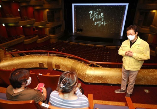 Culture Minister Hwang Hee speaks with audience members at the Seoul Arts Center while inspecting the theater for infectious disease response on July 18. (Culture Ministry)