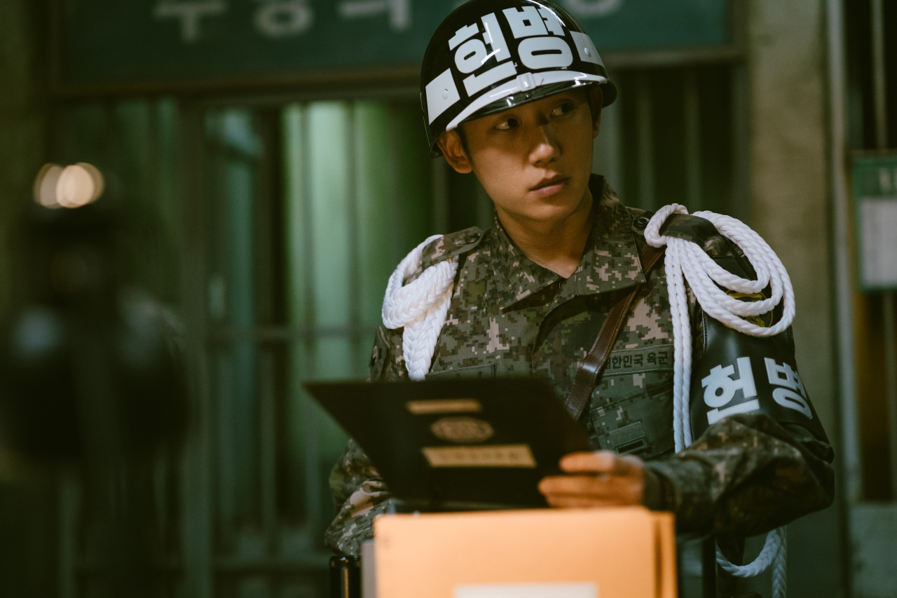 Jung Hae-in as Jun-ho in “D.P.” (Netflix)