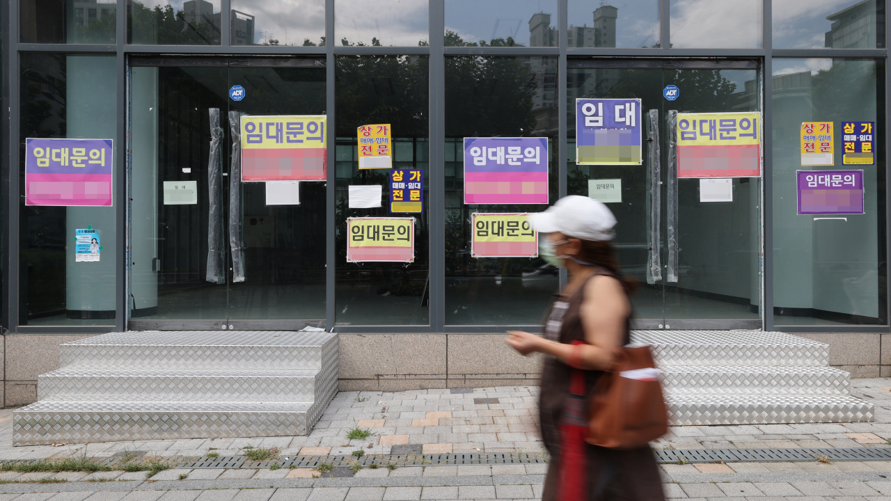 Wanted ads for retail tenants are seen in a commercial district, some of whose offices are vacant, in Hawangsimni-dong, Seoul, on Aug. 18. A series of business closures are occurring among the self-employed amid a sagging economy stemming from the pandemic. (Yonhap)