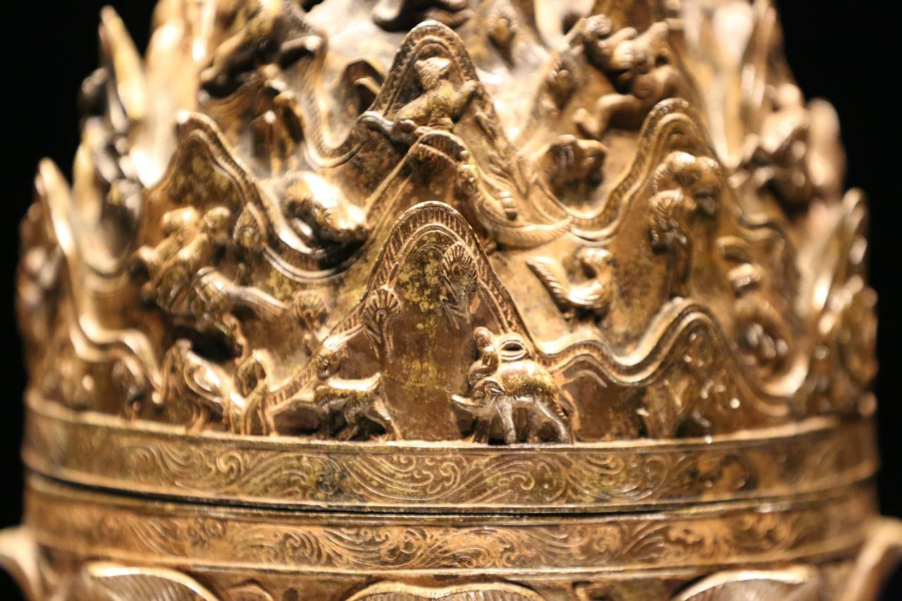 The Gilt-bronze Incense Burner of Baekje, Korea’s National Treasure No. 287, stands 61.8 centimeters tall and weighs 11.8 kilograms. It clearly features animals from distant Southeast Asian places, such as an elephant, which show the far reaches of the Baekje Empire’s maritime presence and empire’s 22 “damro” vassal states.