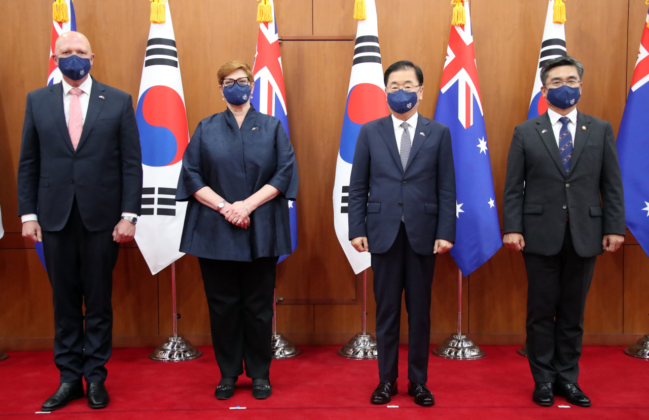 From left: Australian Defense Minister Peter Dutton and Foreign Minister Marise Payne, and South Korean Foreign Minister Chung Eui-yong and Defense Minister Suh Hoon pose before the meeting at the Foreign Ministry on Monday. (Yonhap)