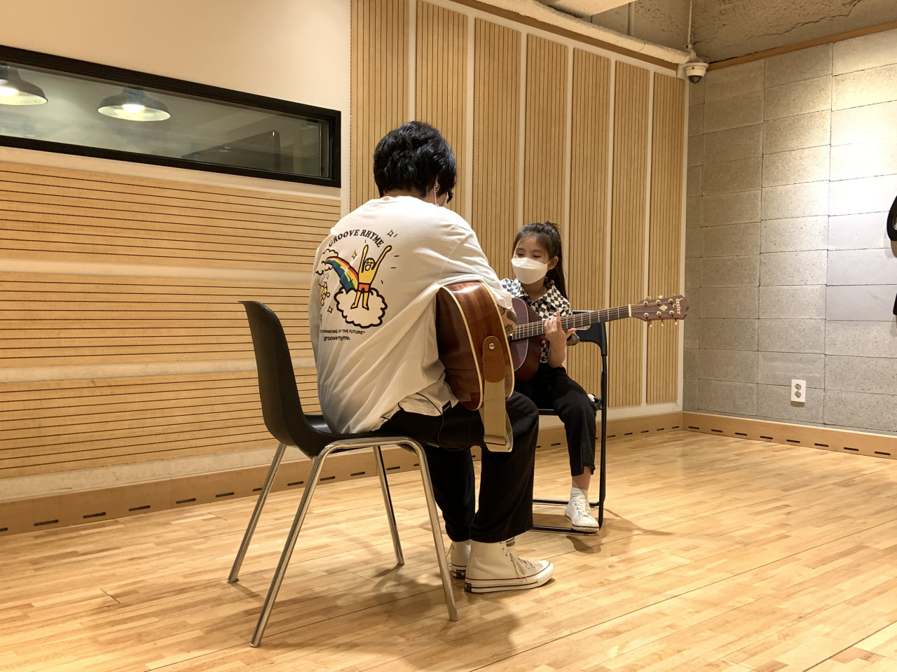 Idol-wannabe Woo Seo-yul gets a guitar lesson. (Park Jun-hee/The Korea Herald)