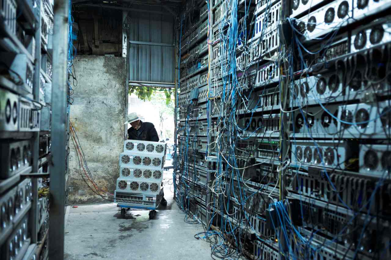 A local resident is working part time at a cryptocurrency farm in Dujiangyan in China's southwestern Sichuan province on Apr. 6. (AFP-Yonhap)