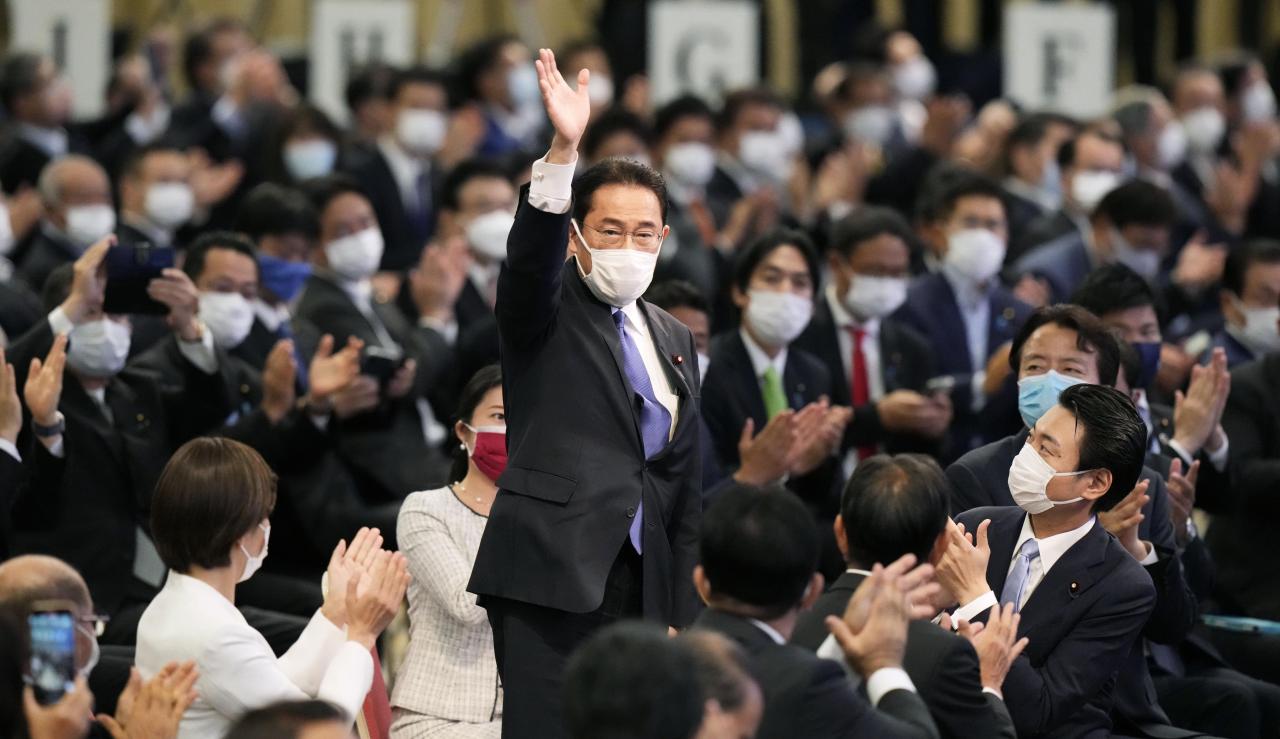 Japan's former Foreign Minister Fumio Kishida(center) waves after winning the presidential election of the ruling Liberal Democratic Party in Tokyo, Japan on Wednesday. (Yonhap)