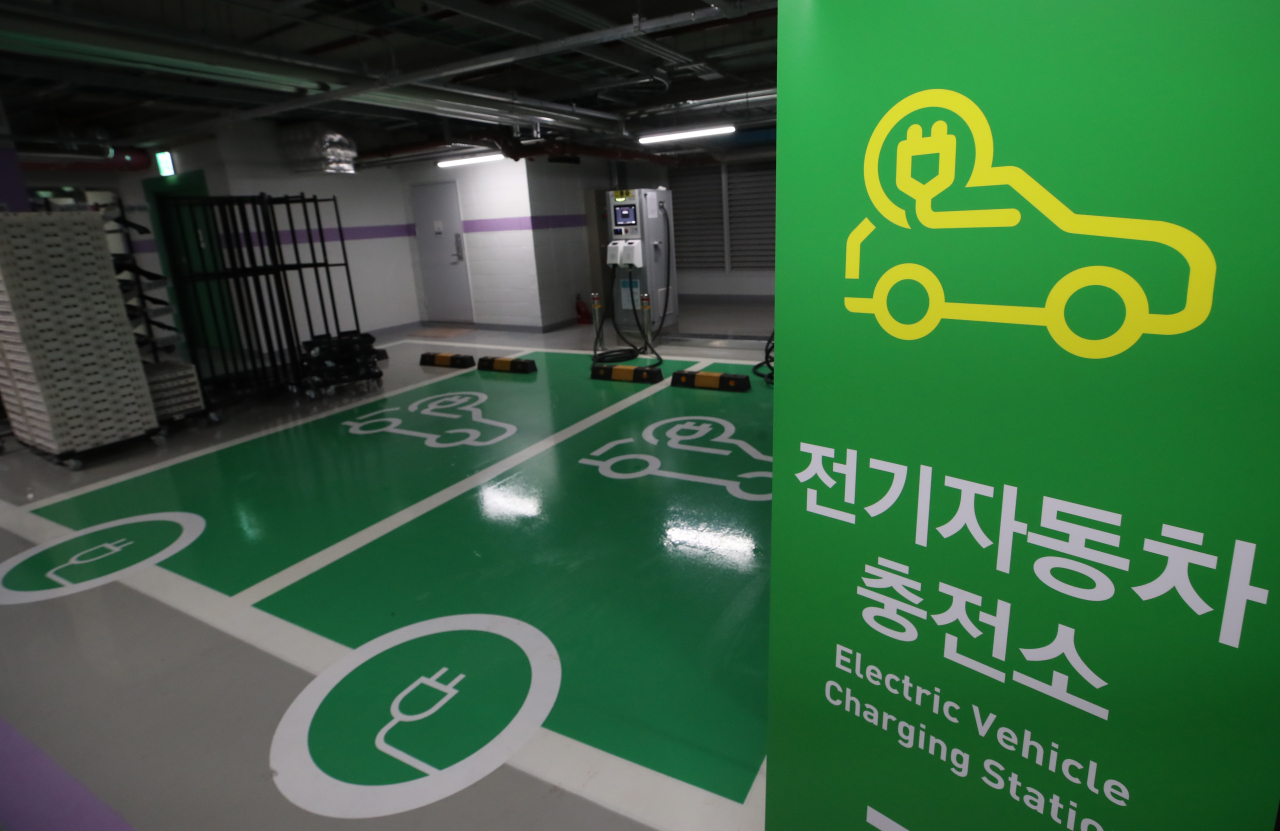 Electric car charging station in Seoul. (Yonhap)